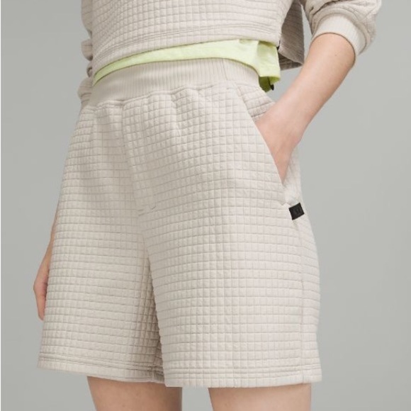 Lululemon lab Textured Grid High-Rise Short 5.5" Size 4
Color Muslin - Picture 9 of 10